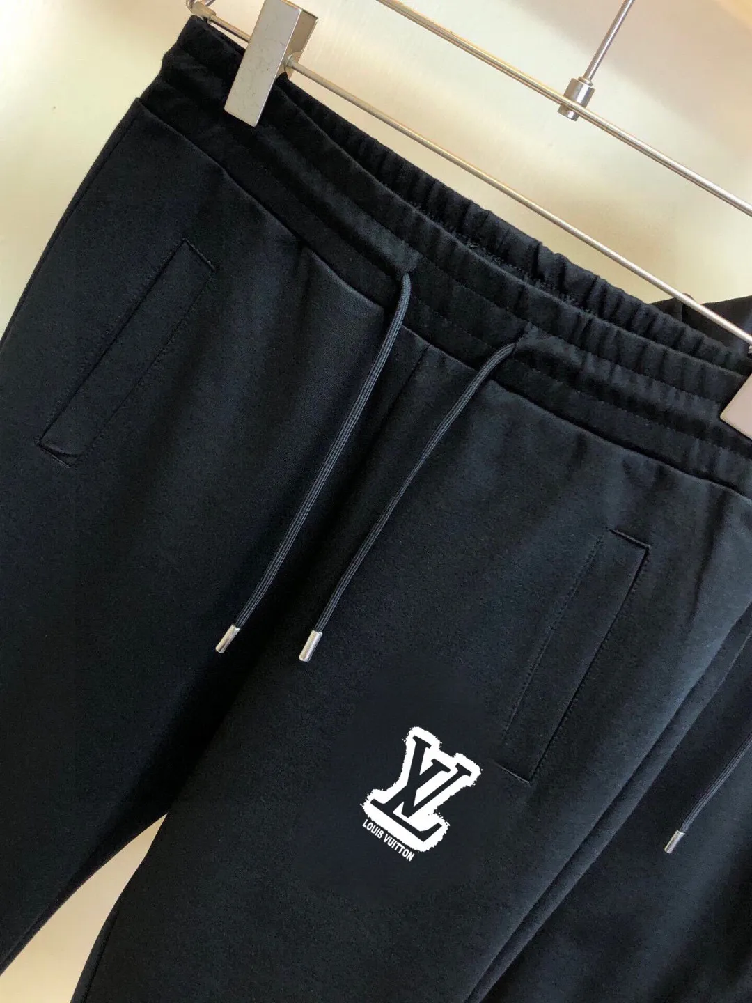 🅿️420 direct batch [LV Louis Vuitton] (Fat Man Gospel) hot-selling suit is coming. Focus on the original version of the official website. 2025 new hot-selling cardigan and sweatshirt suit. The original order is the best. 🇭🇰The meticulous work of top designers. Just for a fitting and perfect upper body effect. 100% natural high-quality Roman cotton, close-fitting comfort, noble and elegant! Original hardware embodies elegance and nobility! Counter size: M-5XL (maximum wear up to 220 pounds)